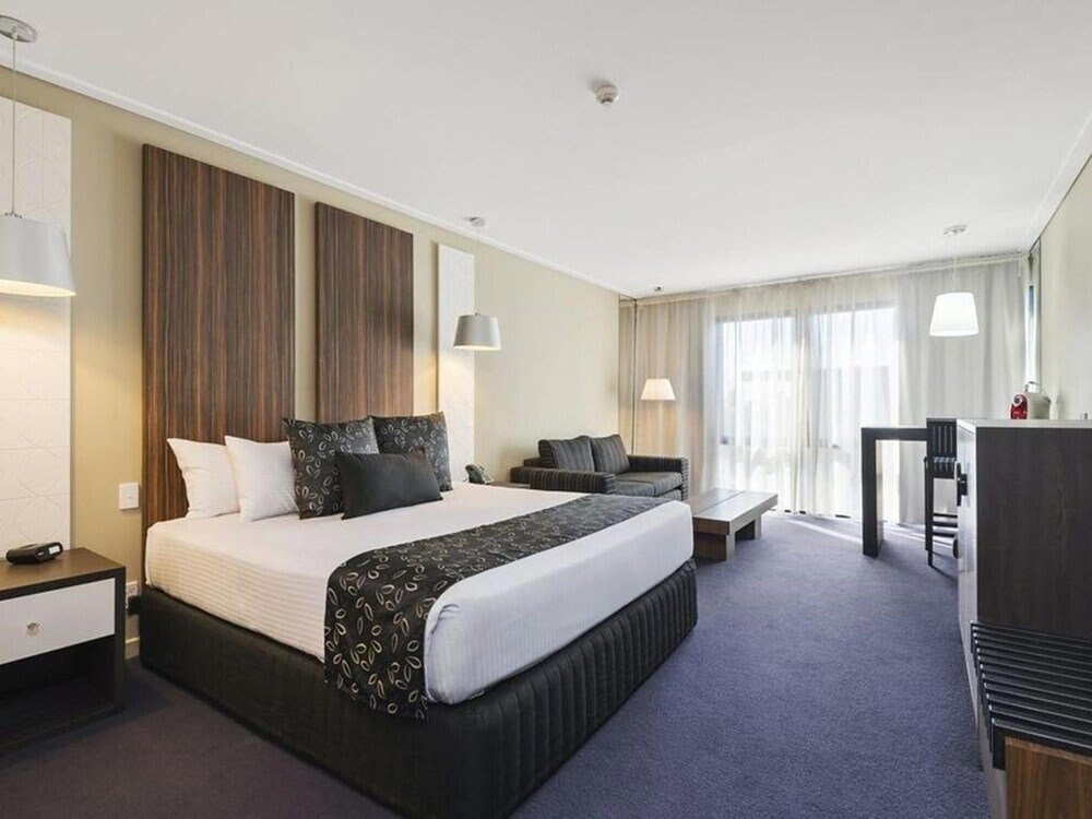 Quality Hotel Taylors Lakes Room Type - Deluxe King Room