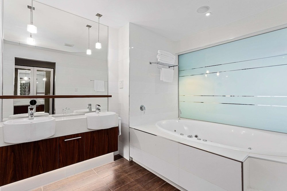 Quality Hotel Taylors Lakes Room Type - Executive King Spa Room