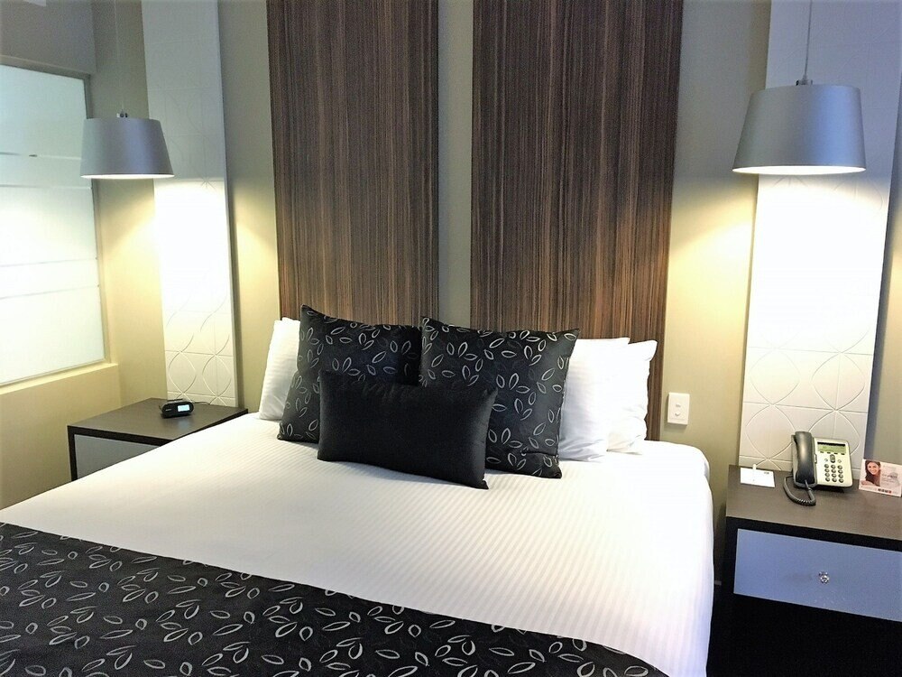Quality Hotel Taylors Lakes - Tap to explore photos