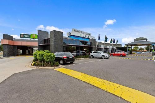 Quality Hotel Taylors Lakes - Tap to explore photos