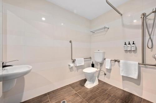 Quality Hotel Taylors Lakes Room Type - Efficiency King Room with Roll-In Shower - Disability Access/Non Smoking/Ground floor/Interior Hall Quality Hotel Taylors Lakes Room Type - Efficiency King Room with Roll-In Shower - Disability Access/Non Smoking/Ground floor/Interior Hall