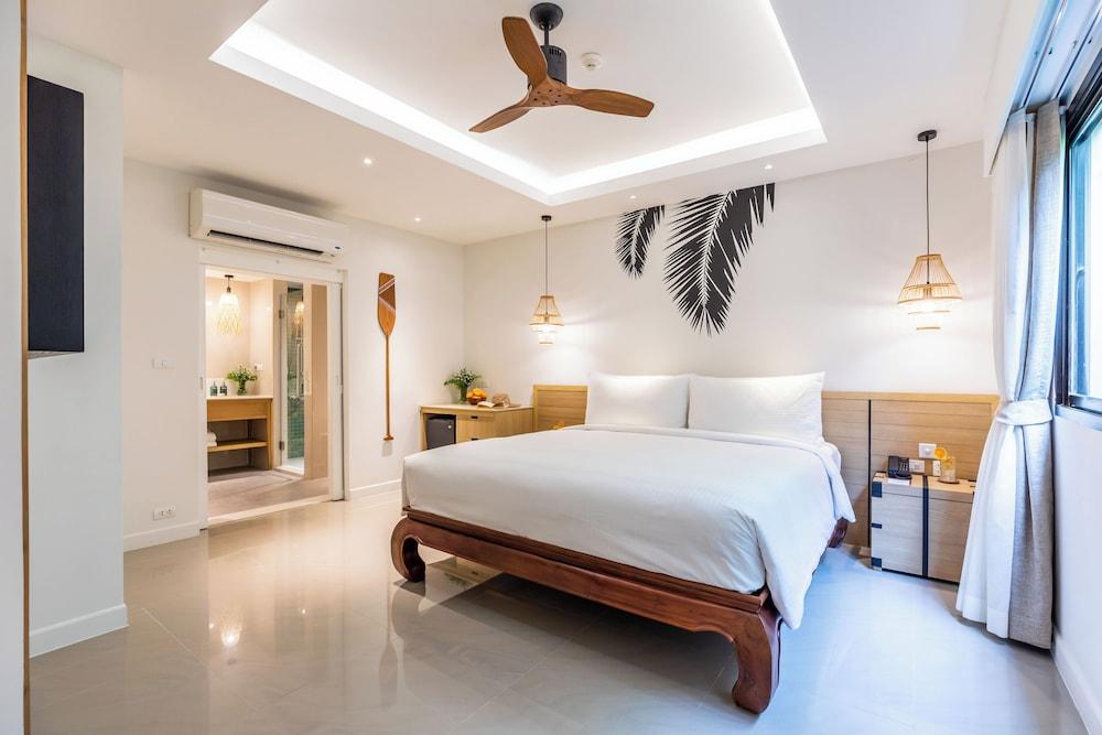 Outrigger Surin Beach Resort Room Type - Superior Room, 1 King Bed