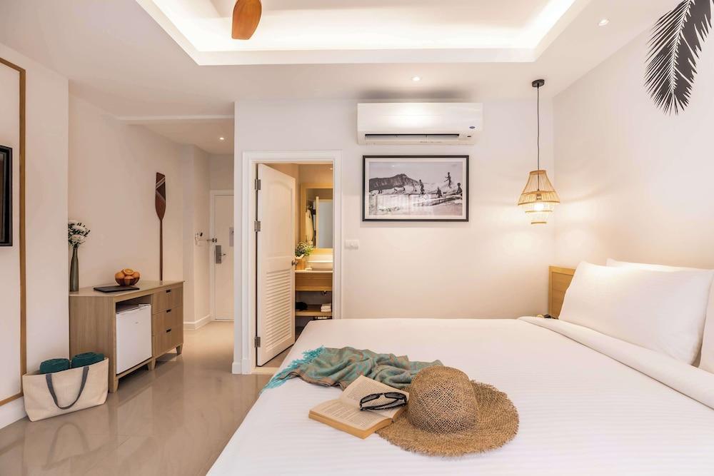 Outrigger Surin Beach Resort Room Type - Superior Room, 1 Queen Bed