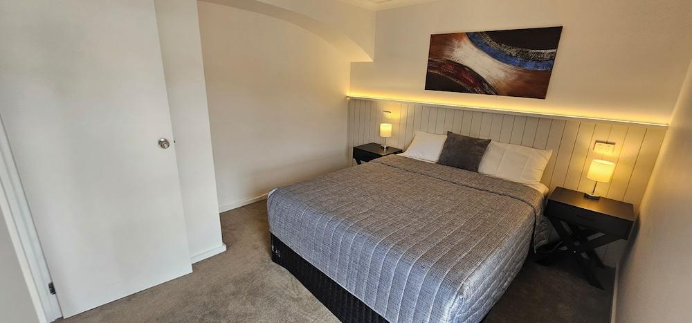 Parkville Place Serviced Apartments - Tap to explore photos