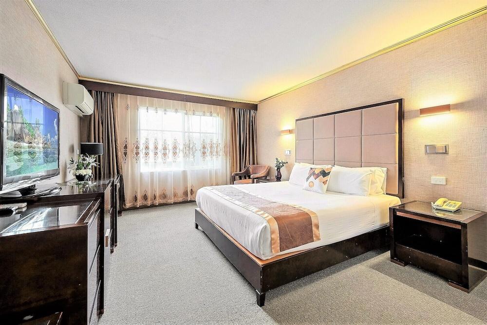 Eltham Gateway Hotel Room Type - Deluxe Hotel Room with One King Bed