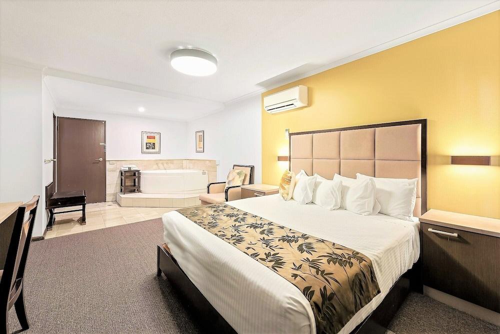 Eltham Gateway Hotel Room Type - Deluxe Marble Spa Suite