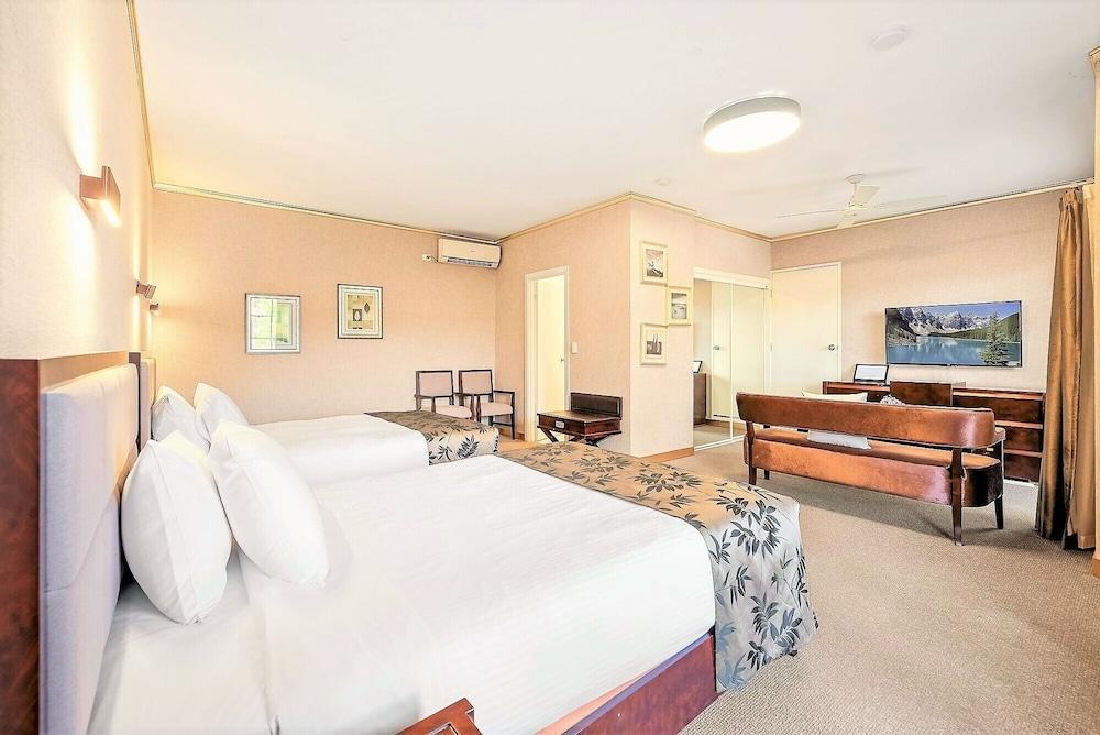 Eltham Gateway Hotel Room Type - Hillview Spa Suite with Two Queen Beds