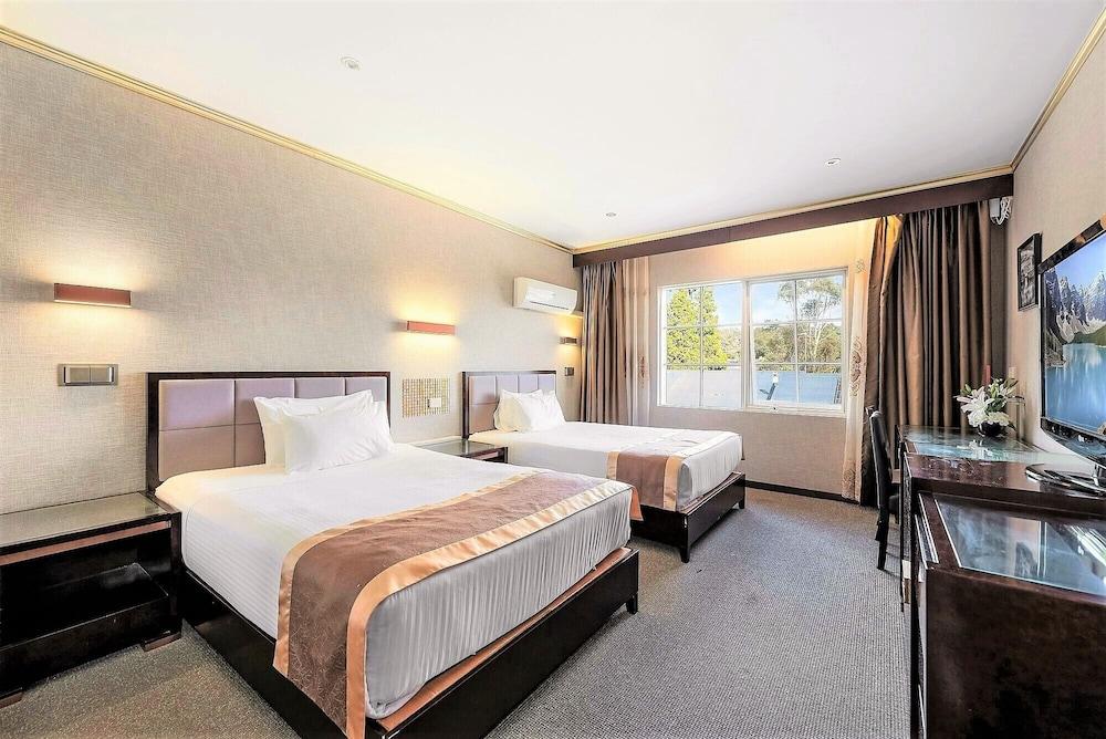 Eltham Gateway Hotel Room Type - Deluxe Hotel Room with Two Double Beds