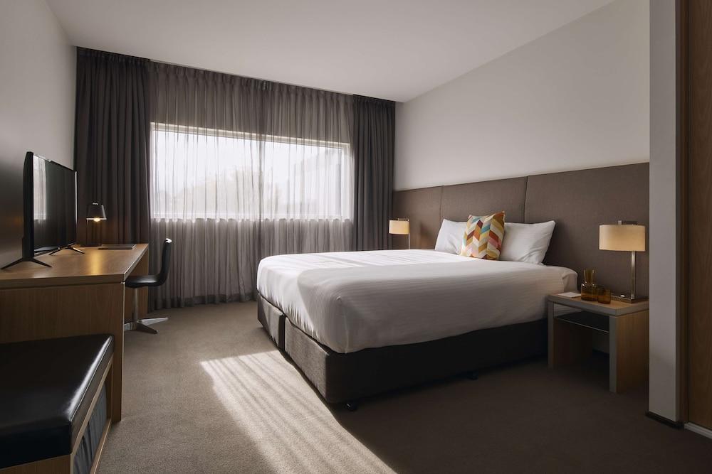 Atura Dandenong Room Type - Deluxe Queen room