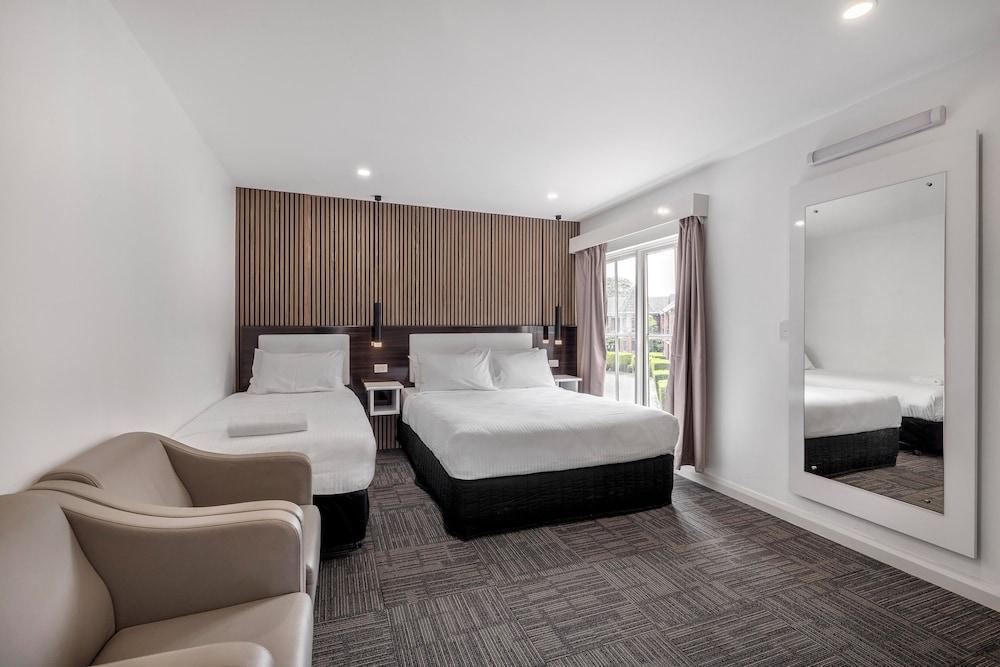 Best Western Plus Buckingham International Room Type - Executive Triple Room