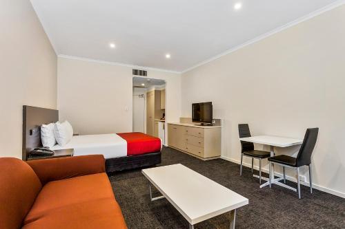 Quality Hotel Manor Room Type - Queen Room with Roll-In Shower - Non-Smoking /Accessible