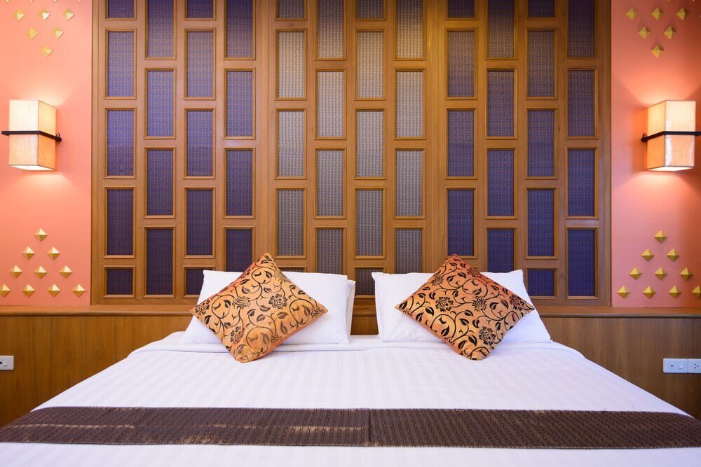 Golden House BTS Chidlom Bangkok Room Type - Royal grand King size bed
