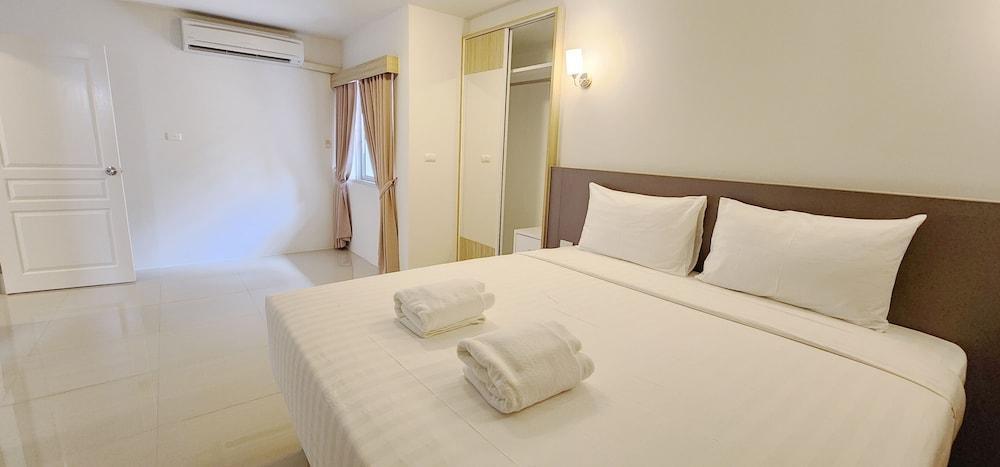 Prom Thailand Cultural Centre Hotel Room Type - TRIPLE PLUS ROOM TOWER 1 Prom Thailand Cultural Centre Hotel Room Type - TRIPLE PLUS ROOM TOWER 1