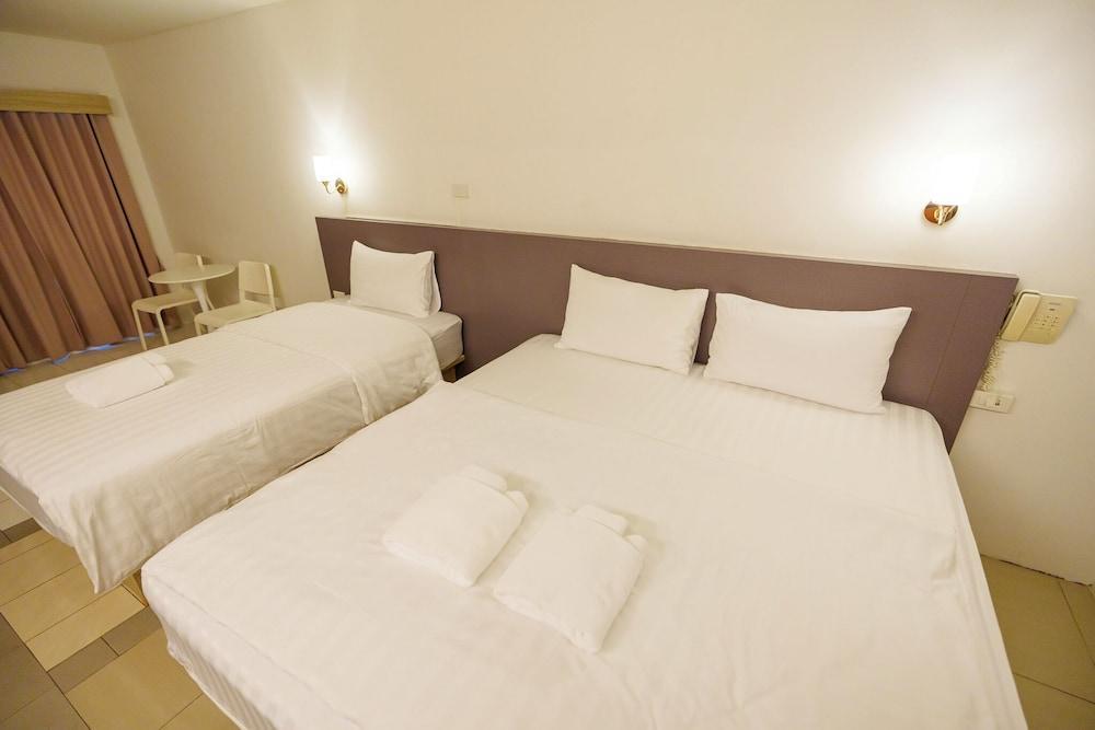 Prom Ratchada Hotel Room Type - Triple Room Tower1