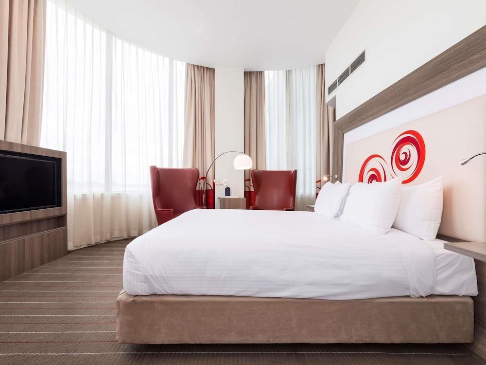 Novotel Melbourne Glen Waverley Room Type - Junior Suite 1 King Bed and Spa