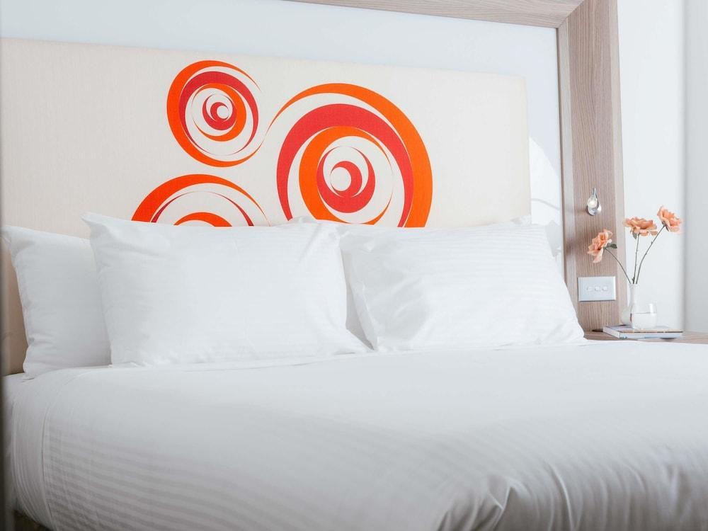 Novotel Melbourne Glen Waverley - Tap to explore photos