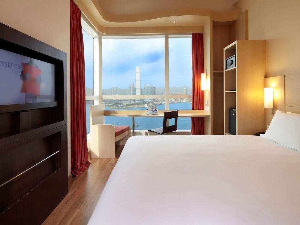 ibis Hong Kong Central And Sheung Wan Room Type - Superior Room, 1 Queen Bed, Harbor View ibis Hong Kong Central And Sheung Wan Room Type - Superior Room, 1 Queen Bed, Harbor View