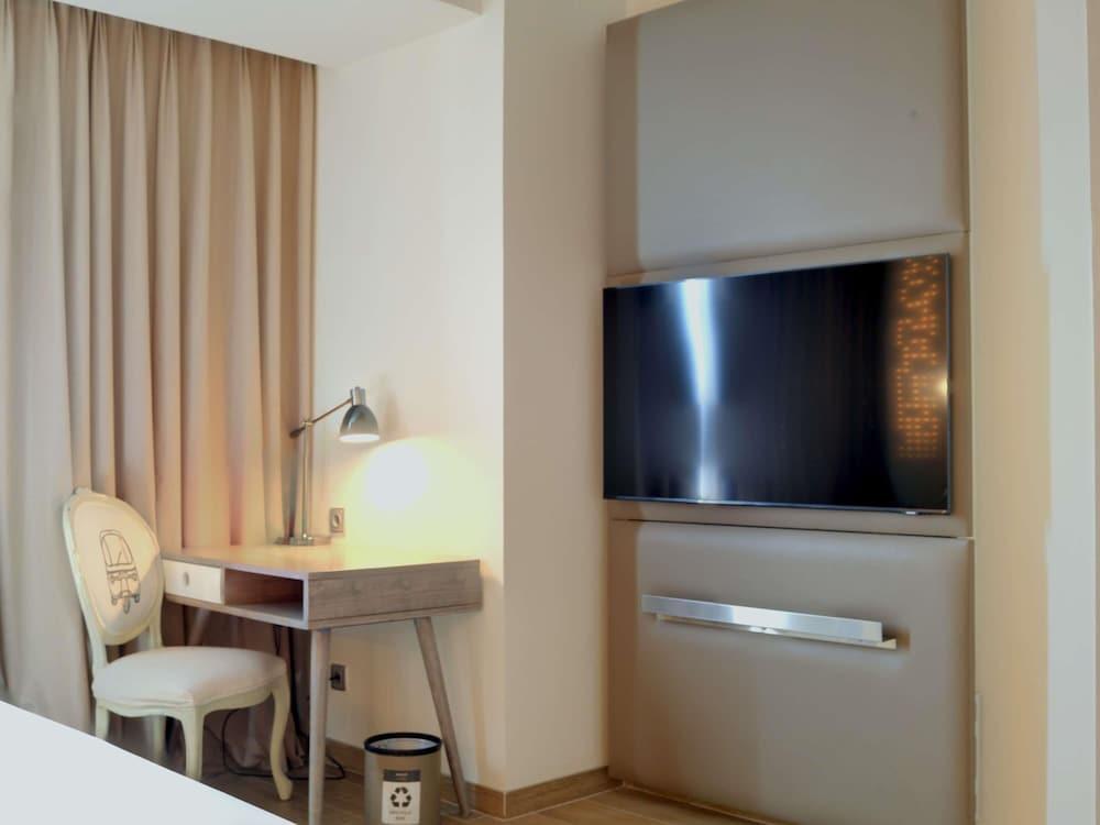 Mercure Jakarta Simatupang Room Type - Superior Room, 1 King Bed