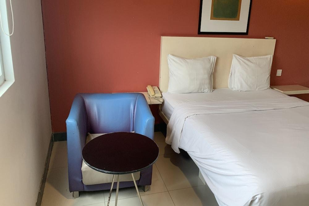 Hotel Glodok Plaza - Tap to explore photos