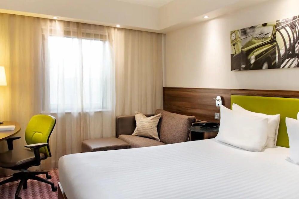 Hampton by Hilton London Croydon - Tap to explore photos