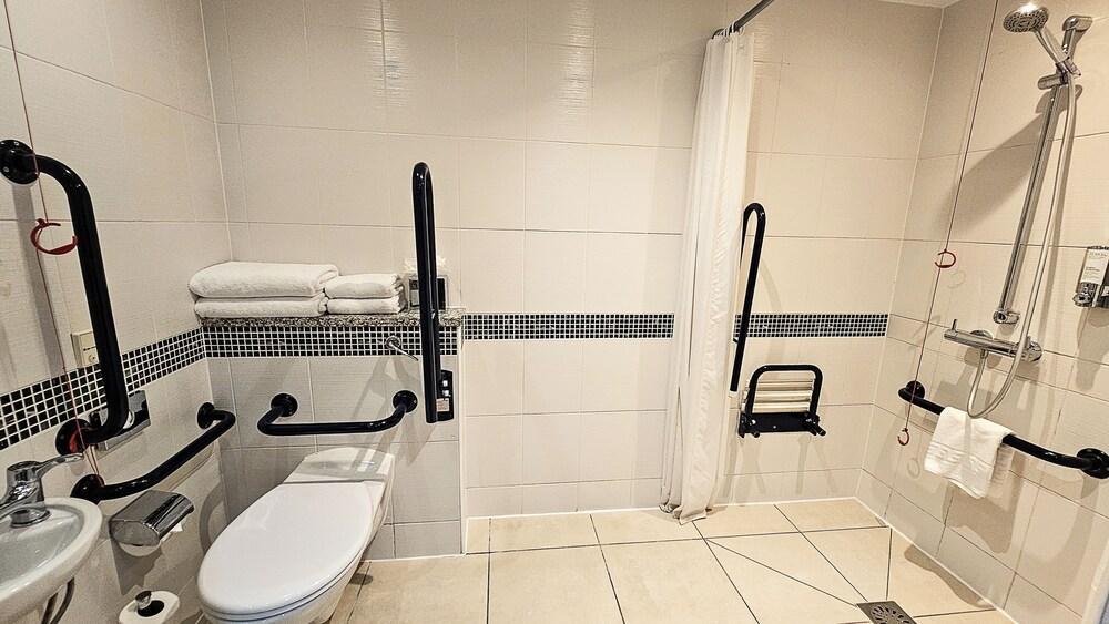 Hampton by Hilton London Croydon - Tap to explore photos