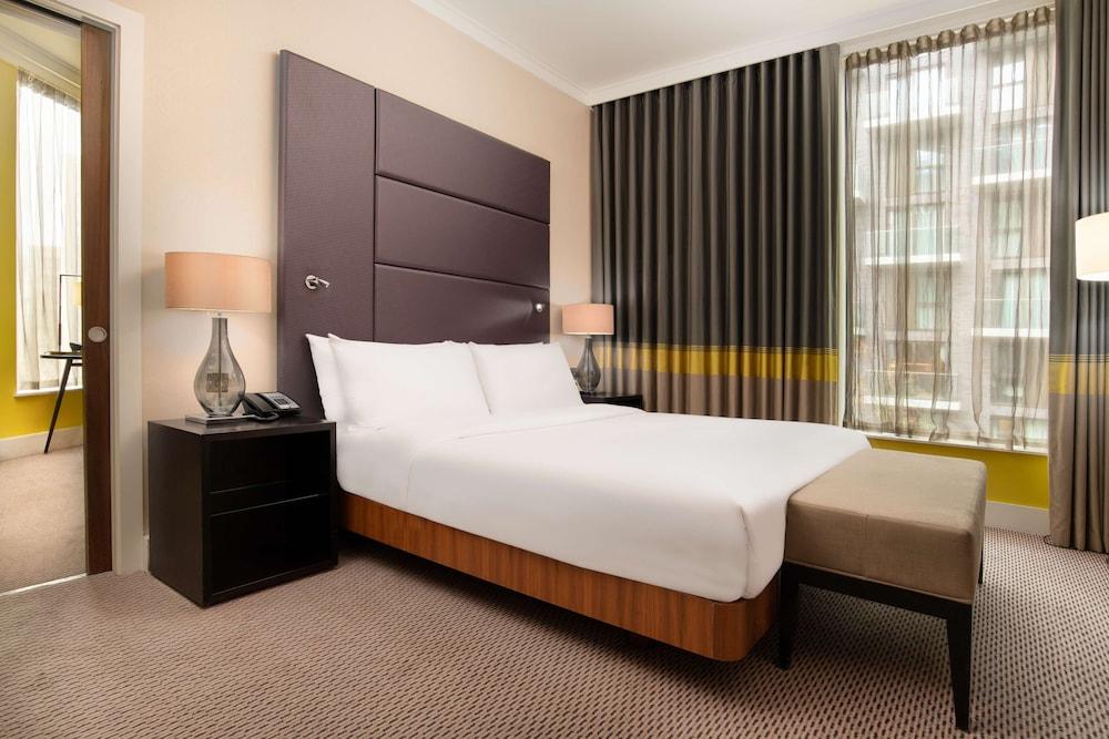 Hilton London Wembley Room Type - Suite, 1 King Bed, Corner (Living Room)