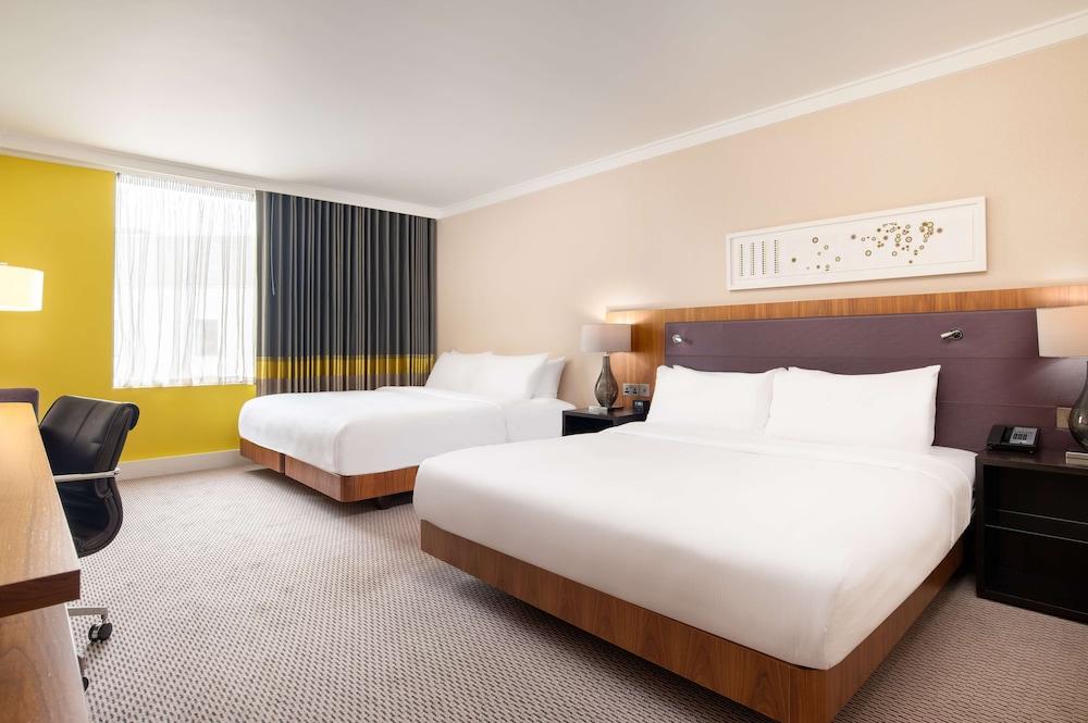 Hilton London Wembley Room Type - Family Room, 2 King Bed
