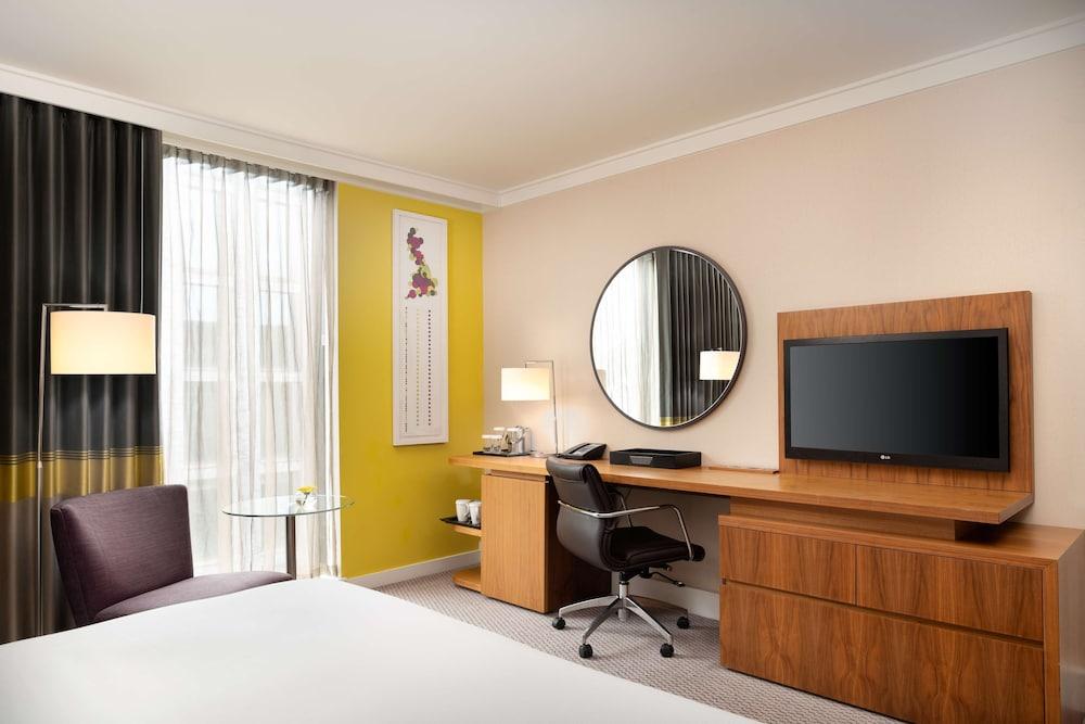 Hilton London Wembley Room Type - Room, 1 King Bed