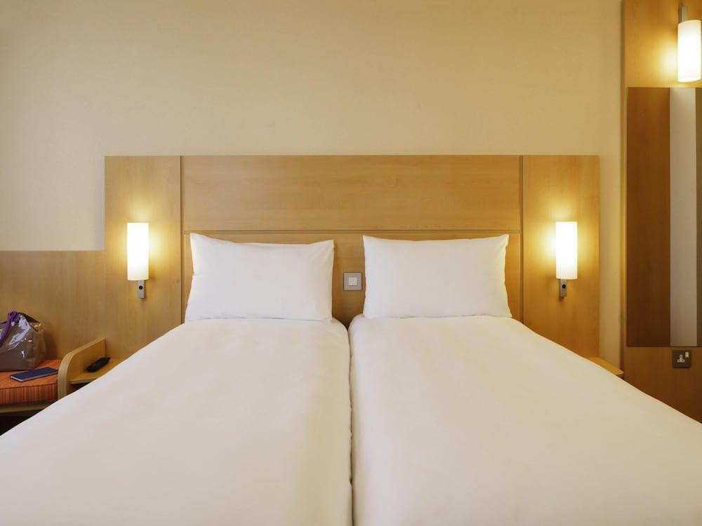 Ibis London Shepherds Bush Hotel Room Type - Twin room with 2 beds