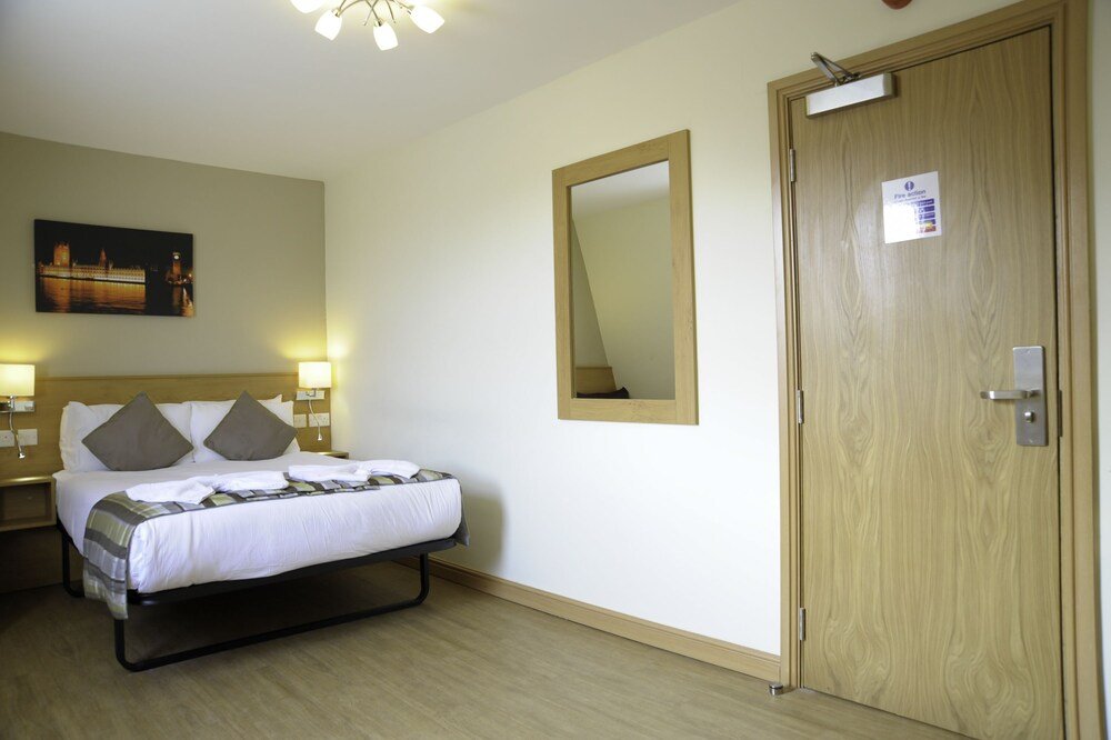 Kings Cross Inn Hotel - Tap to explore photos