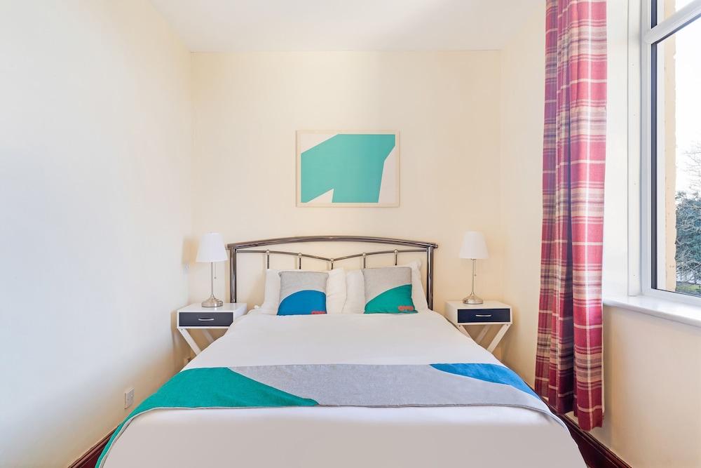 OYO The Green Man Pub And Hotel Room Type - Standard Double Room, 1 Double Bed