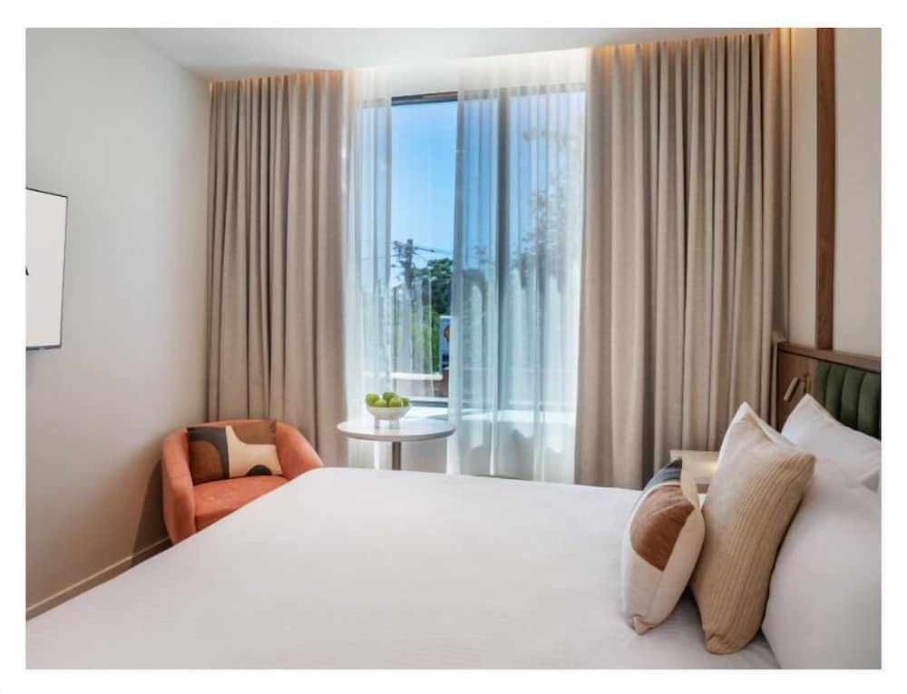 Amora Herencia Riverwalk Melbourne Room Type - Deluxe Room