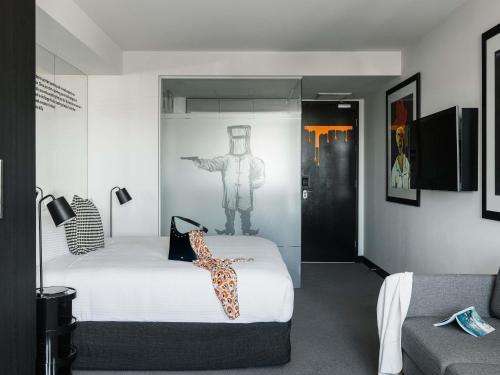 The Cullen Melbourne - Art Series - Tap to explore photos