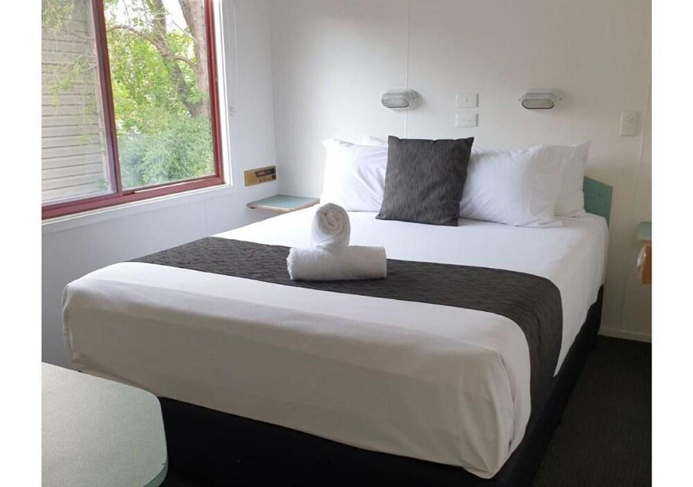 Discovery Parks - Melbourne Room Type - Standard 2 Bedroom Cabin - Sleeps 4 Discovery Parks - Melbourne Room Type - Standard 2 Bedroom Cabin - Sleeps 4