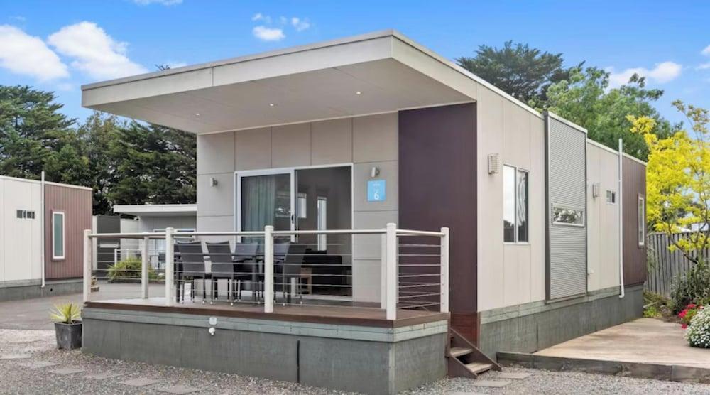 Discovery Parks - Melbourne Room Type - Deluxe Poolside 2 Bedroom Cabin - Sleeps 5 Discovery Parks - Melbourne Room Type - Deluxe Poolside 2 Bedroom Cabin - Sleeps 5