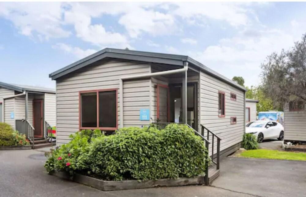 Discovery Parks - Melbourne Room Type - Standard 2 Bedroom Cabin - Sleeps 6