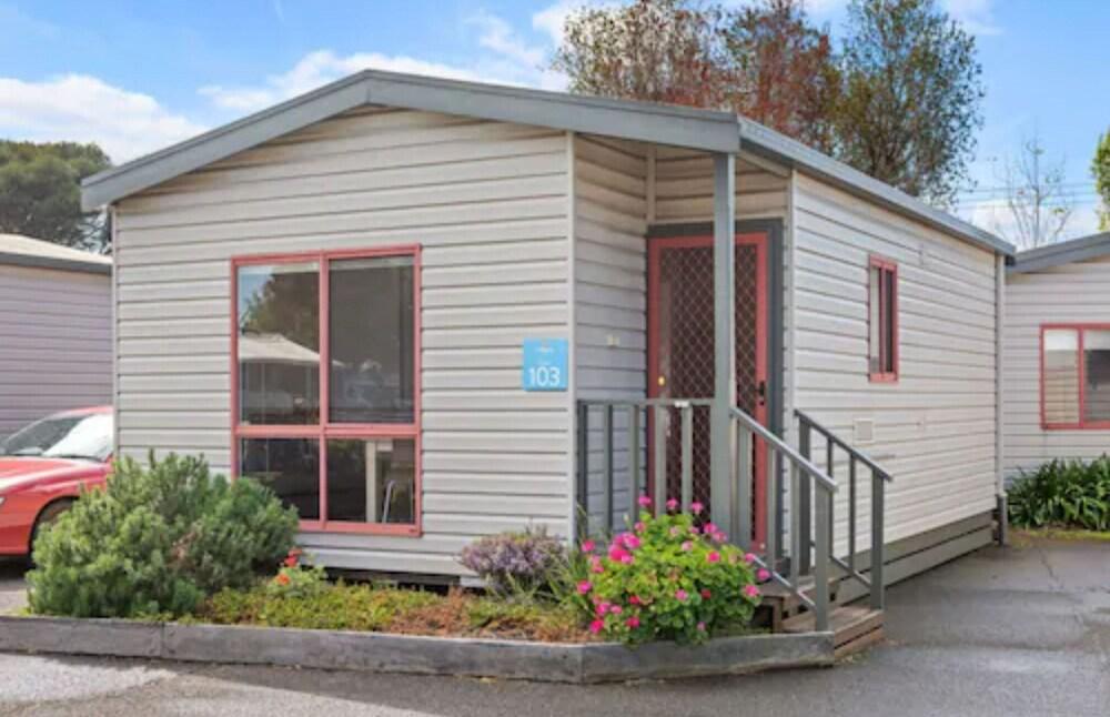 Discovery Parks - Melbourne Room Type - Standard 2 Bedroom Cabin - Sleeps 5