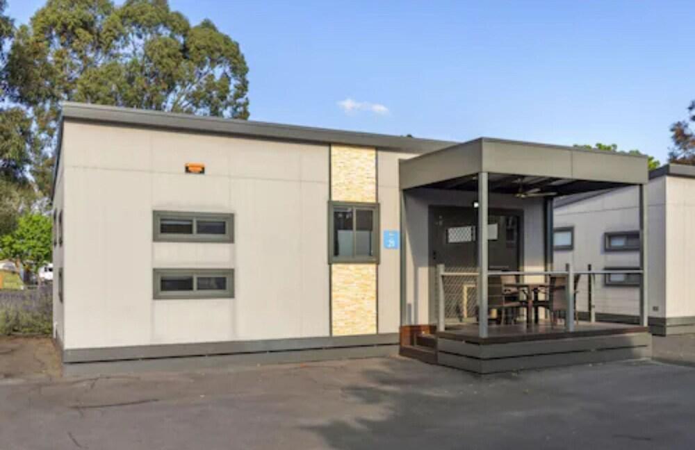 Discovery Parks - Melbourne Room Type - Deluxe 2 Bedroom Cabin - Sleeps 6