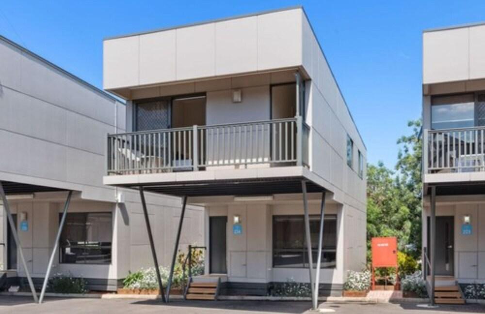 Discovery Parks - Melbourne Room Type - Deluxe 3 Bedroom Apartment - Sleeps 8 Discovery Parks - Melbourne Room Type - Deluxe 3 Bedroom Apartment - Sleeps 8