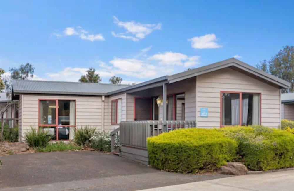 Discovery Parks - Melbourne Room Type - Superior 2 Bedroom Cabin - Sleeps 4 Discovery Parks - Melbourne Room Type - Superior 2 Bedroom Cabin - Sleeps 4