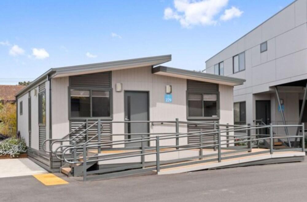 Discovery Parks - Melbourne Room Type - Deluxe 3 Bedroom Access Cabin Discovery Parks - Melbourne Room Type - Deluxe 3 Bedroom Access Cabin