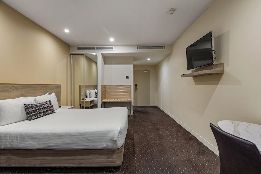 Atlantis Hotel, Melbourne Room Type - Executive Queen Room (No View)