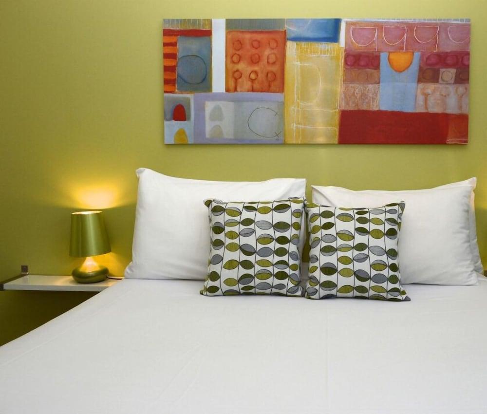 Birches Serviced Apartments Room Type - Standard Apartment, 1 Queen Bed with Sofa bed