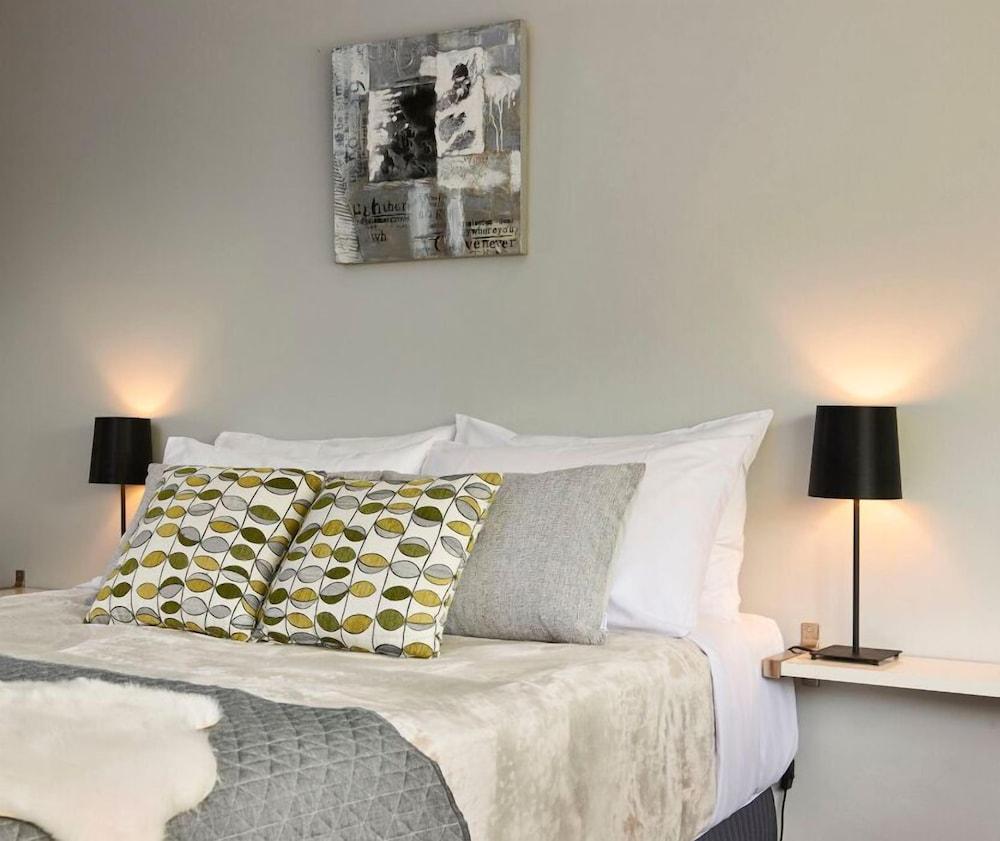Birches Serviced Apartments Room Type - Deluxe Apartment, 1 Queen Bed with Sofa bed Birches Serviced Apartments Room Type - Deluxe Apartment, 1 Queen Bed with Sofa bed