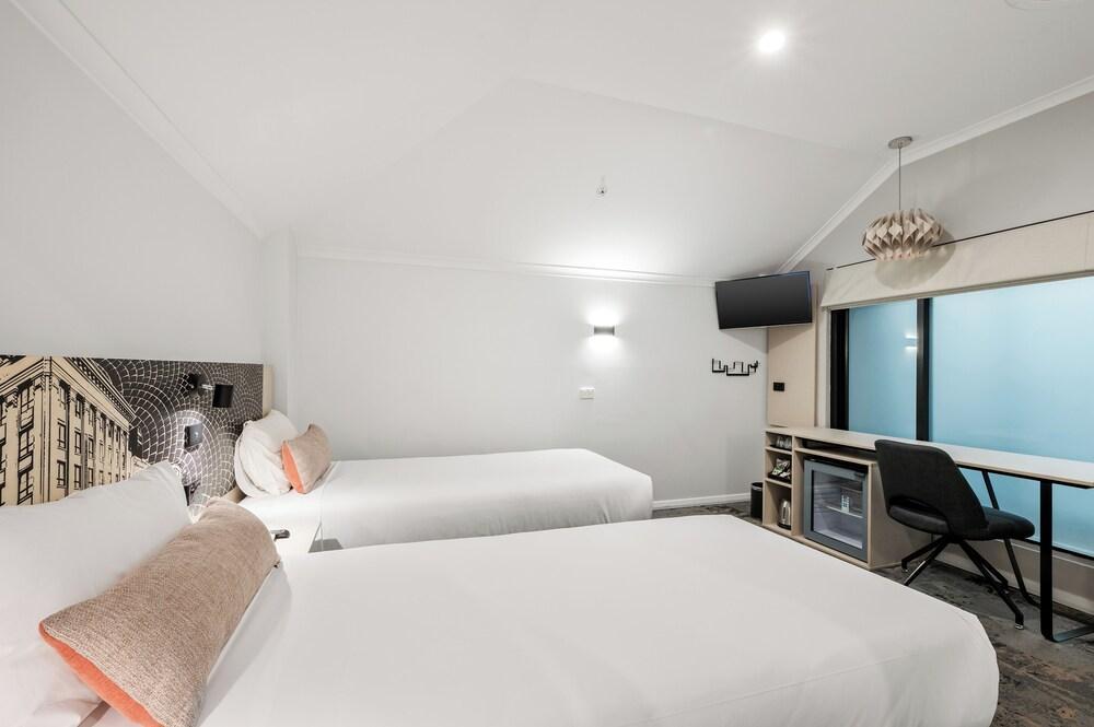 BATMAN'S HILL ON COLLINS Room Type - Standard Twin Room