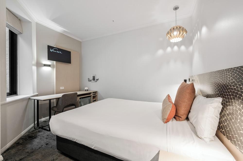 BATMAN'S HILL ON COLLINS Room Type - Standard Queen Room