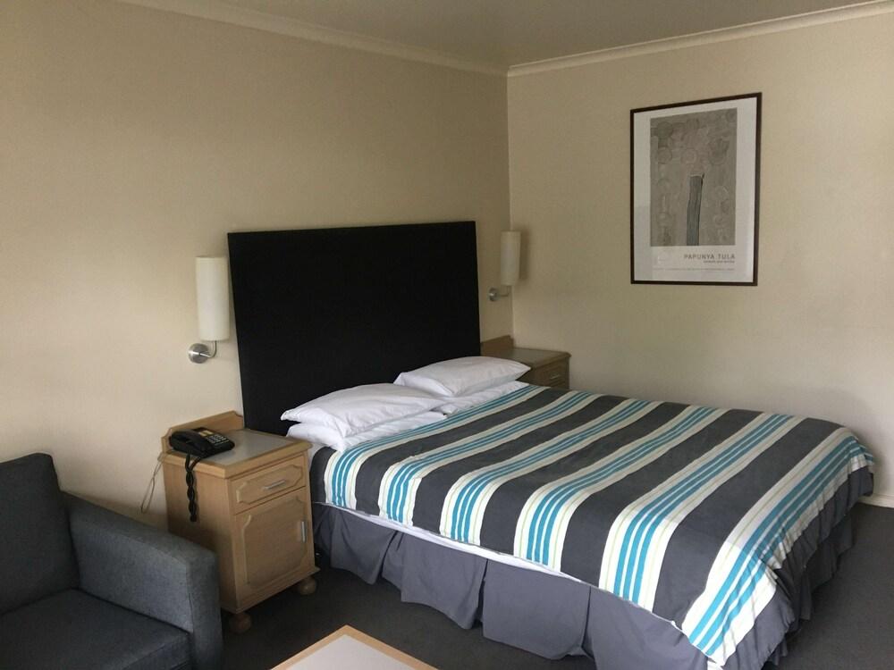 Best Western Plus The Tudor-Box Hill Room Type - Standard Room, 1 Queen Bed, Non Smoking, Jetted Tub Best Western Plus The Tudor-Box Hill Room Type - Standard Room, 1 Queen Bed, Non Smoking, Jetted Tub