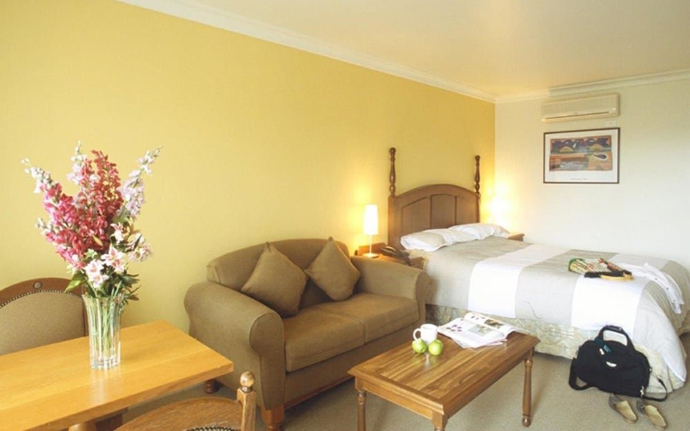Best Western Plus The Tudor-Box Hill Room Type - Standard Room, 1 Queen Bed, Non Smoking