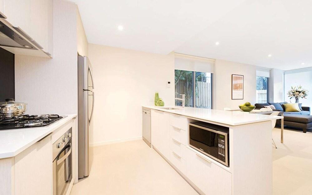 Best Western Plus The Tudor-Box Hill Room Type - Standard Apartment, 2 Bedrooms, 2 Bathrooms, Annex Building (1 Queen and 2 Single Beds)