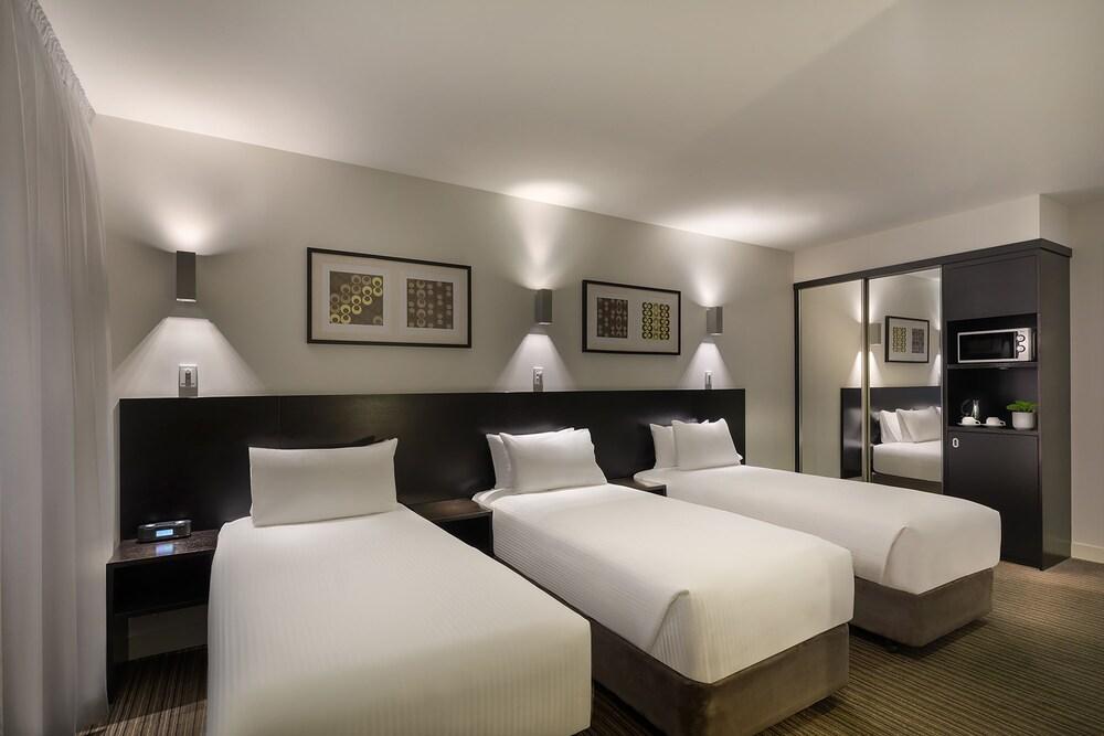 Causeway 353 Hotel Room Type - Deluxe Triple Room